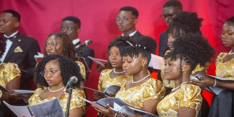 Choristes lisant leurs partitions