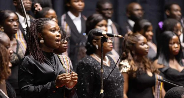 Choristes pendant une pièce