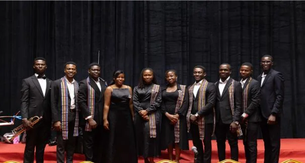 Un ensemble vocal en tenue noire
