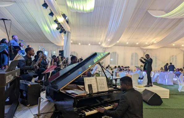 Au piano, pendant un gala